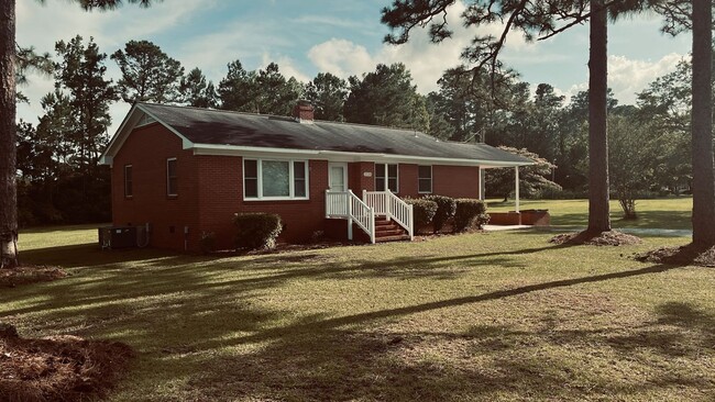 Building Photo - Farmhouse Charm!