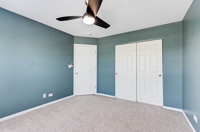 Building Photo - 913 Genesee Dr