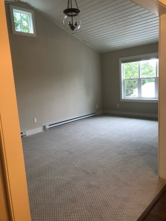 Building Photo - 615 Rice St E