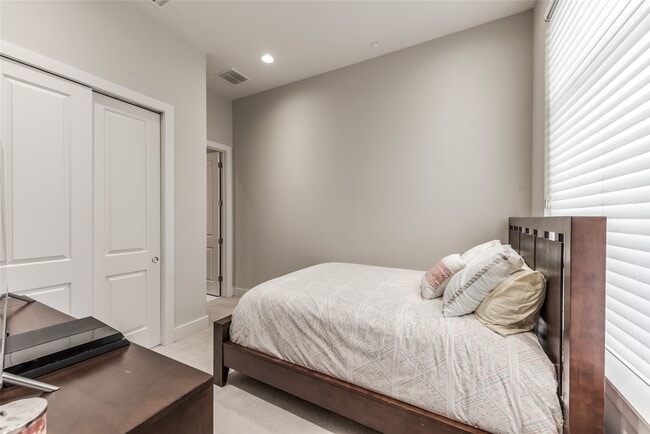 Building Photo - 1004 California St