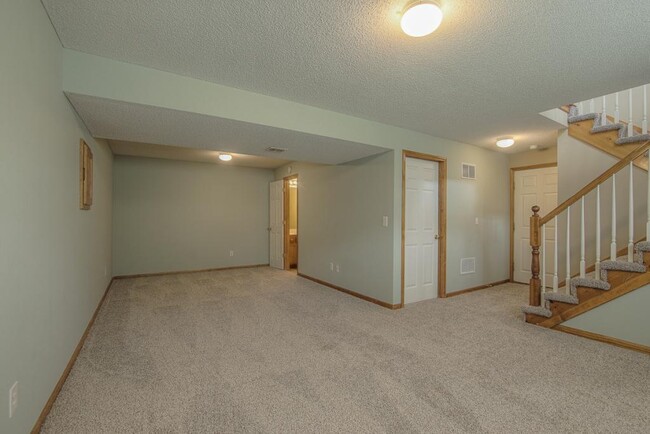 Building Photo - 612 NE Topaz Dr