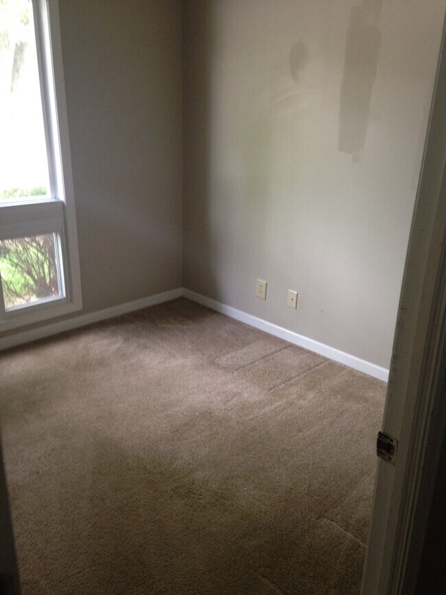 Building Photo - Large 4 Bed, 2 Bath Home