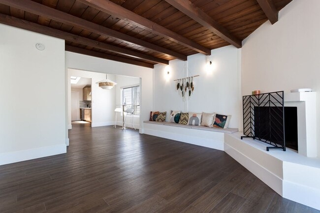 Building Photo - Contemporary Birdland Residence