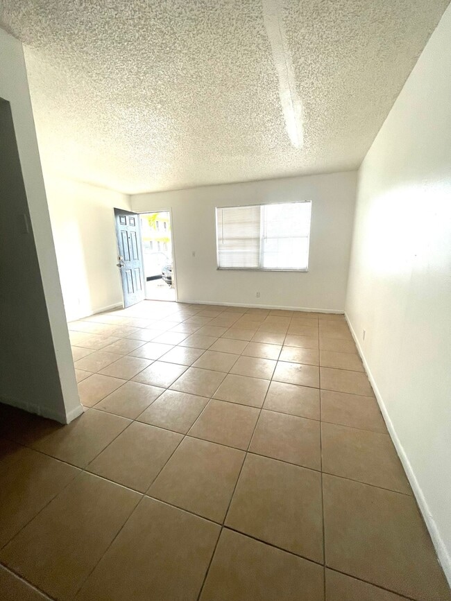 Building Photo - LARGE NEWLY RENOVATED 2 BEDROOM APARTMENTS Application fee is waived during move in