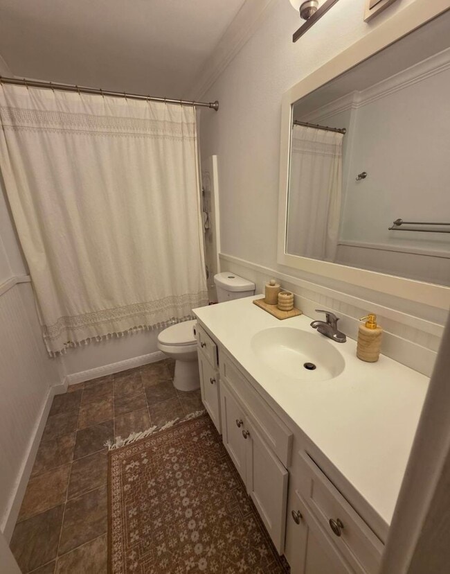 Building Photo - Beautiful Update 2 Bedroom 2 Bathroom Condo