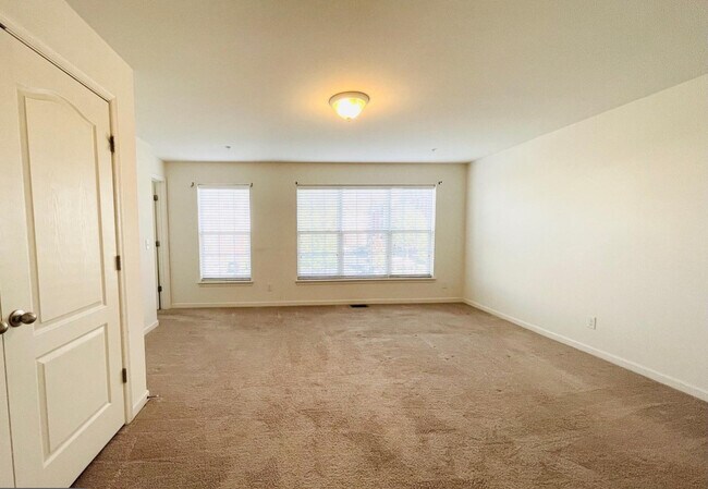 Building Photo - 3017 Chesapeake Dr