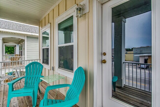 Building Photo - 1002 W Main St