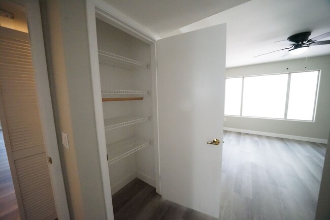 Building Photo - SHOWINGS AVAILABLE NOW