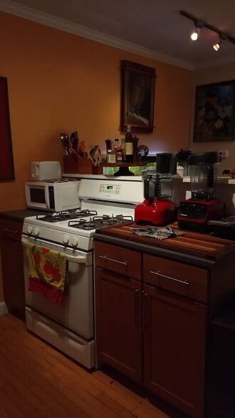 Building Photo - 325 Spring St