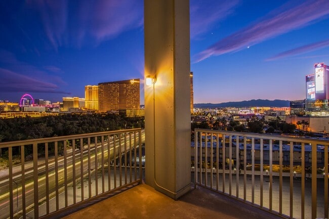 Building Photo - Absolutely stunning high rise loft at Metr...