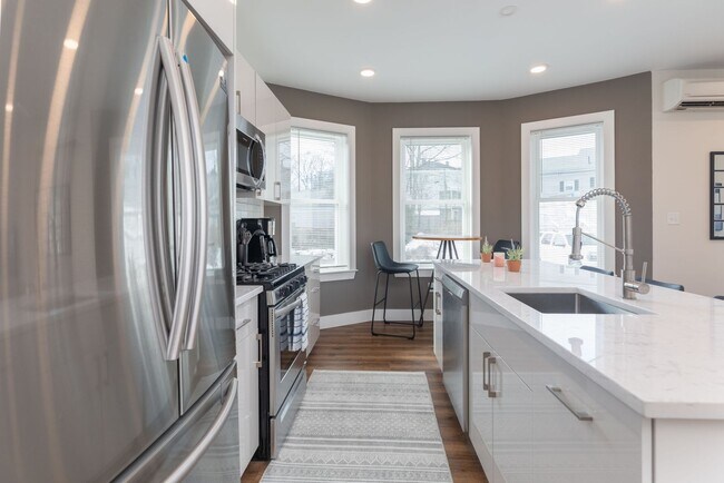 Building Photo - Huge 5 Bed each with their own Bathroom!