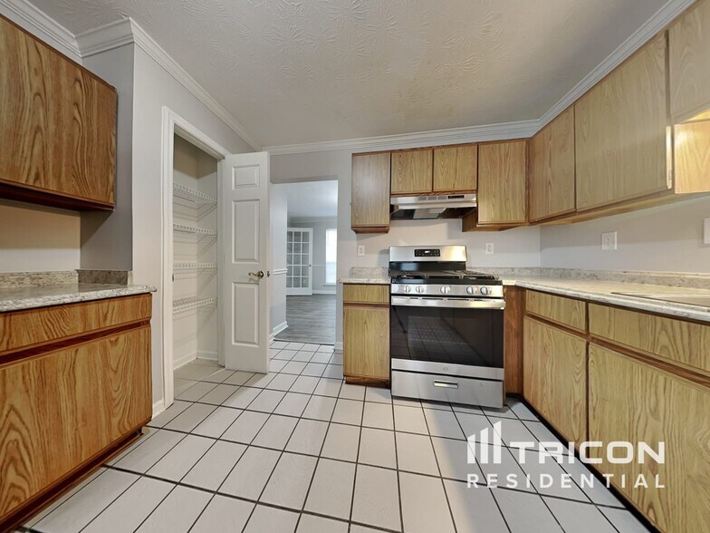 Building Photo - 5625 Longbow Dr