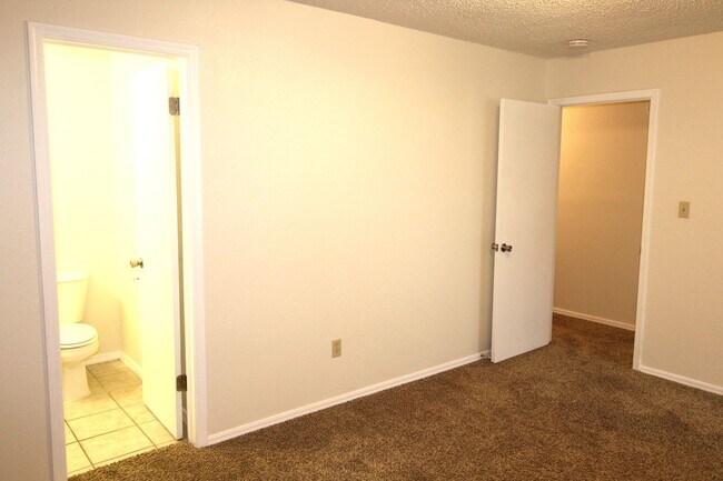 Building Photo - 1712 Jennifer Cir