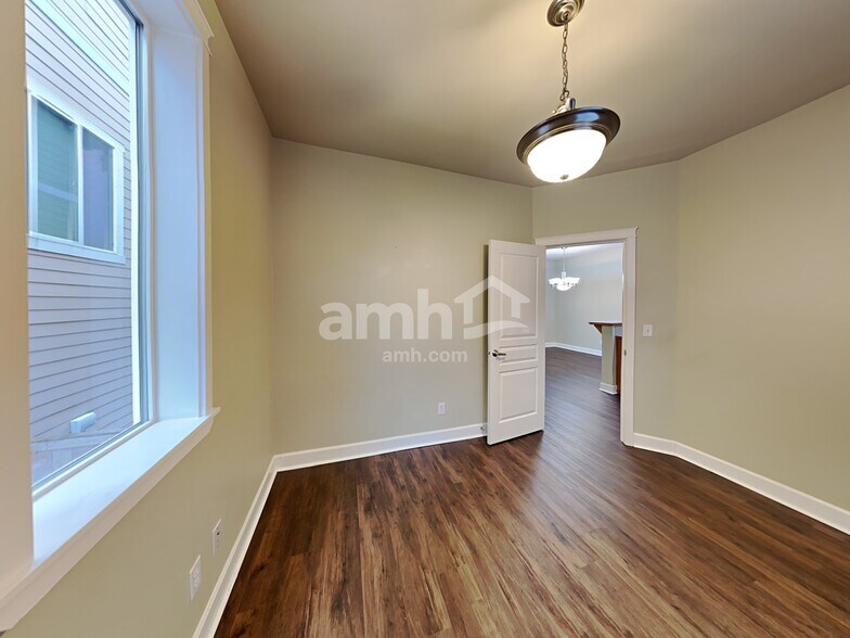 Building Photo - 129 Wild Rose St