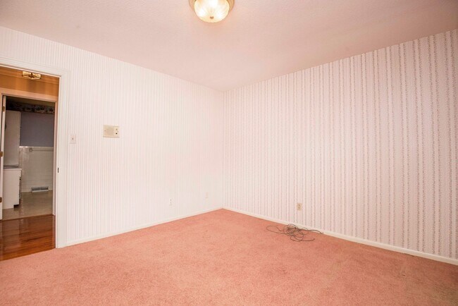 Building Photo - Halls 37938 - 4 bedroom, bath home with 4 garage spaces - Call Susan Niedergeses 865-300-4722