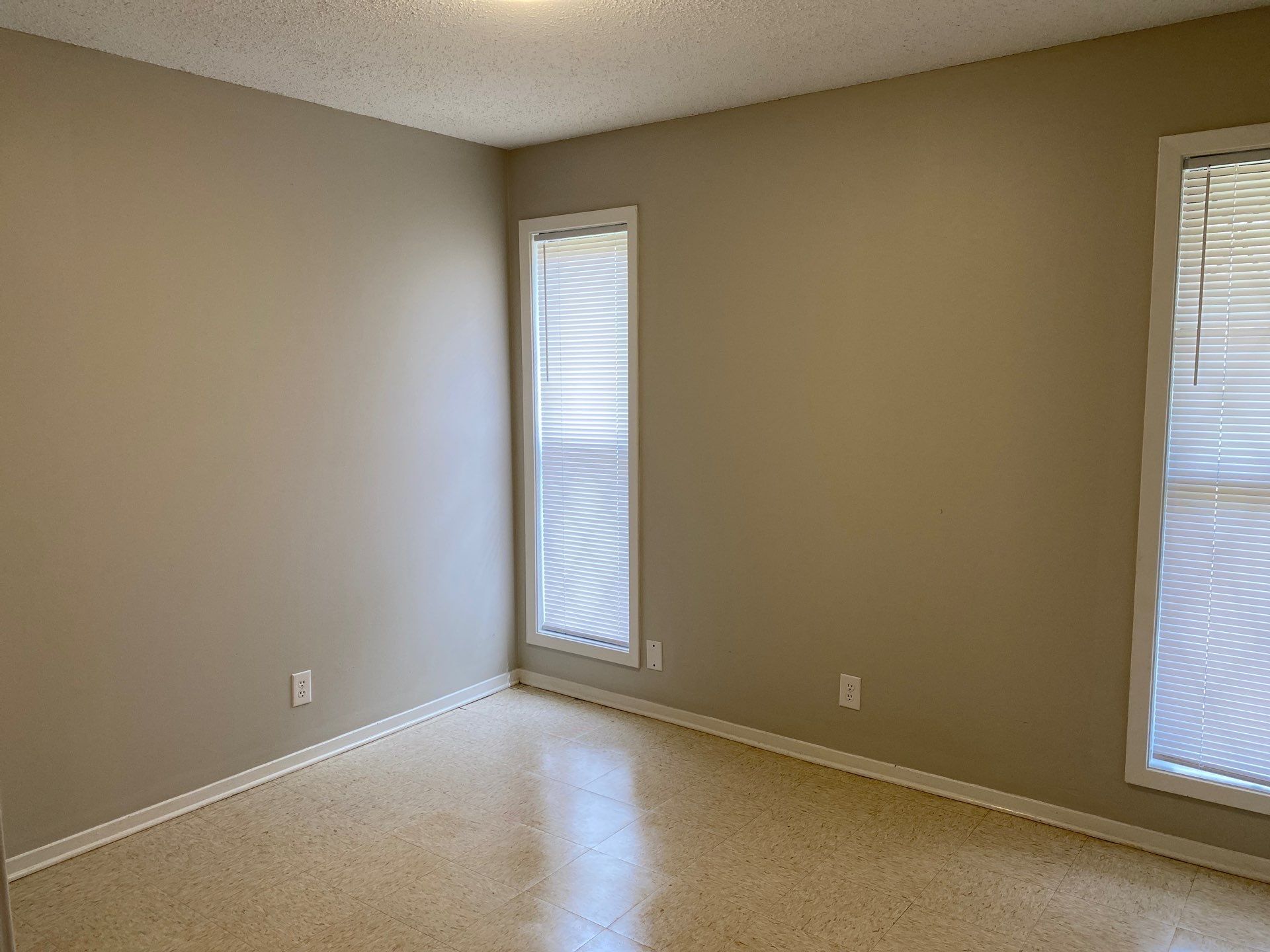 Building Photo - 27 Breezewood Cv