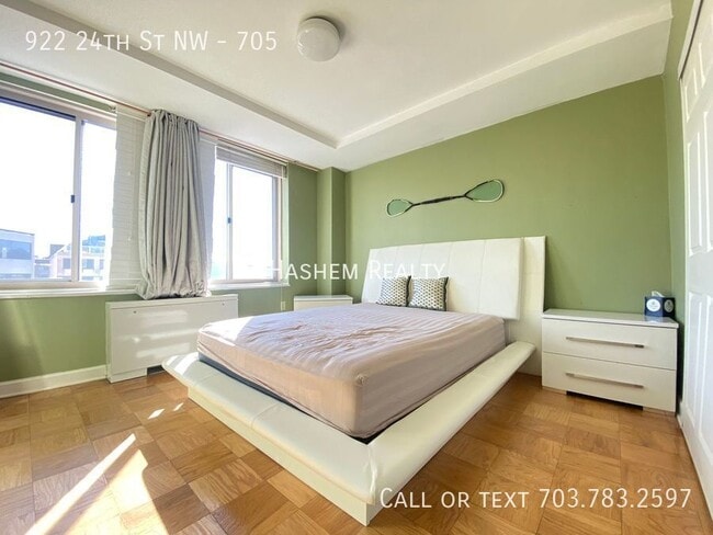 Building Photo - 922 24th St NW