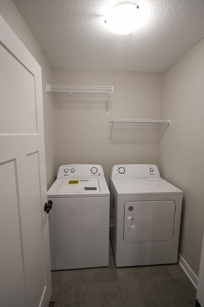 Building Photo - Beautiful 3 Bed Ranch Home w/ fully finish...