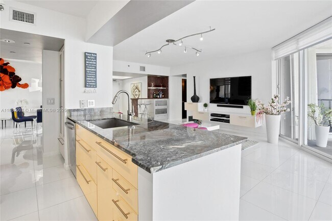 Building Photo - 16445 Collins Ave