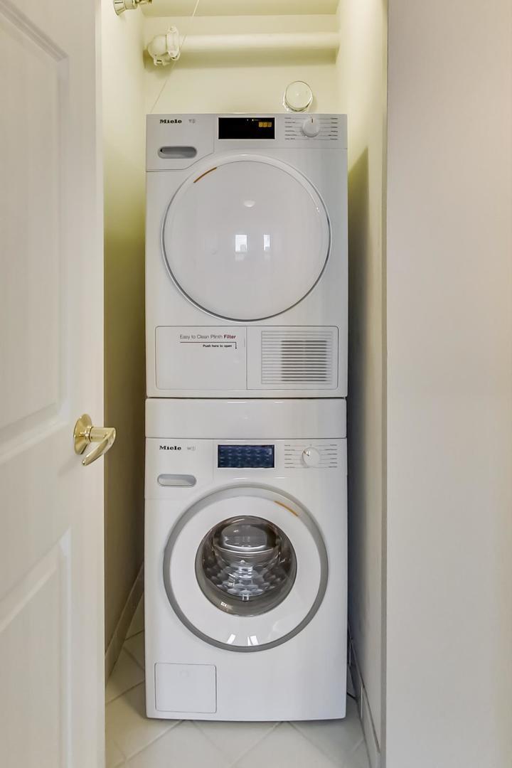 Building Photo - 345 N La Salle Dr