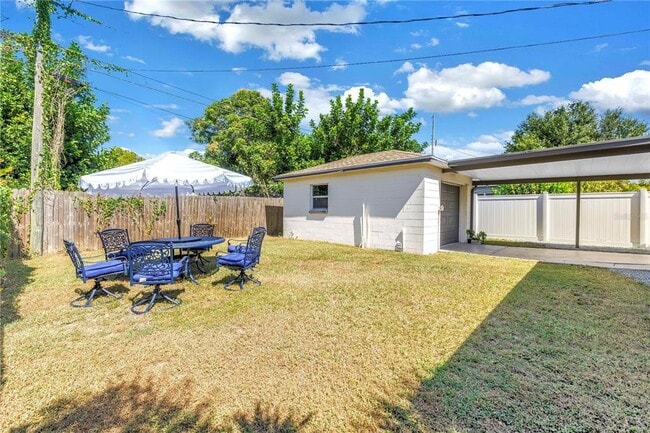 Building Photo - 2621 17th Ave N