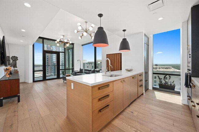 Primary Photo - 70 Rainey St