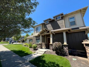 Building Photo - Spacious 3-Bed, 2.5 Bath Home with Community Pool in NE Bend