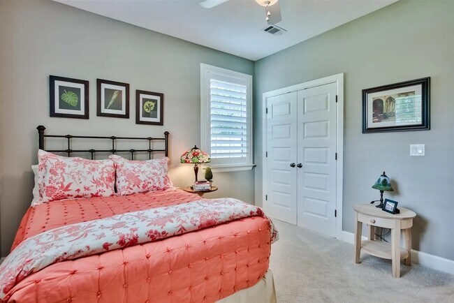 Building Photo - 1121 E Maxwell St