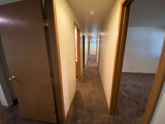 Building Photo - 3 Bed, 2 Bath 1 block from CWU
