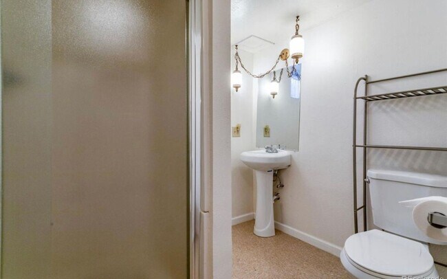 Building Photo - Large Aurora Lynn Knolls Home