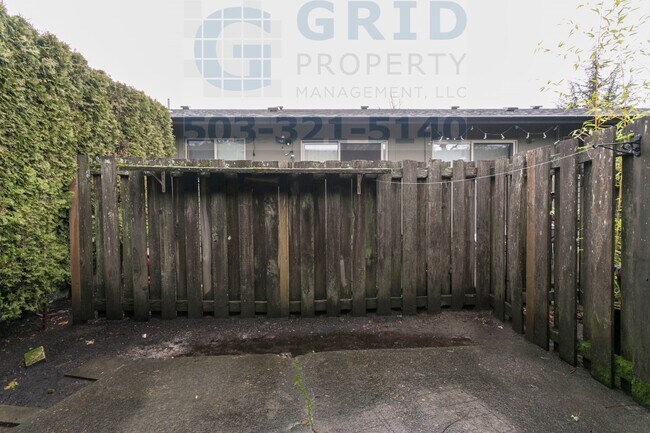 Building Photo - Newly Remodeled 2 Bedroom Apartment in Mt. Tabor - $500 MOVE IN SPECIAL!