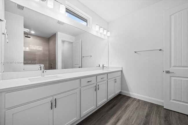 Building Photo - 11 Burgundy Pl