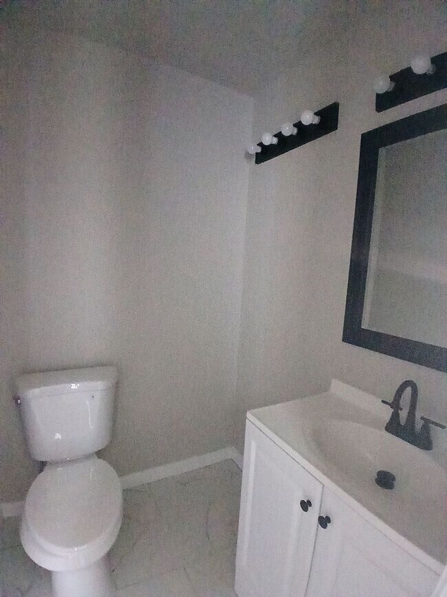 Building Photo - Newly Renovated 3 bedroom 1.5 bathroom in ...
