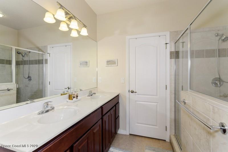 Primary Bathroom - 1020 Venetian Dr