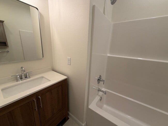 Building Photo - 3 Bedroom | 2 Bathroom | 1 Car Garage | Springfield MO!