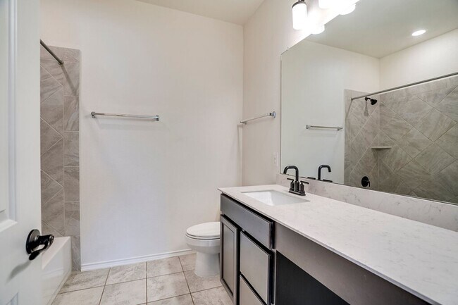 Building Photo - 516 Ayinger Ln