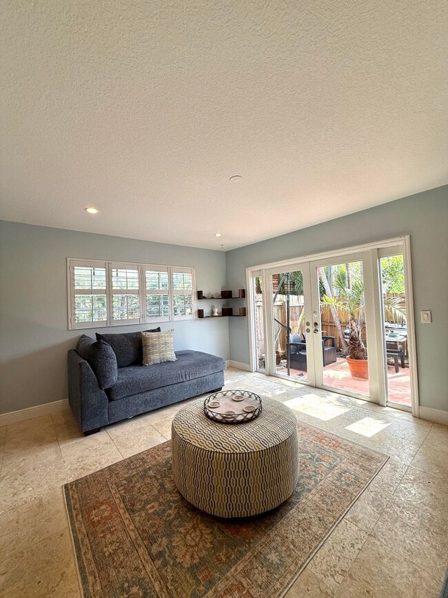 Building Photo - 409 N Cypress Dr