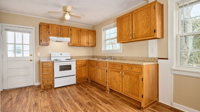 Building Photo - For Rent: 2BR, 1BA duplex (Do not apply without speaking with us first.)