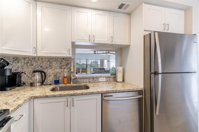 Building Photo - 2950 N Palm Aire Dr