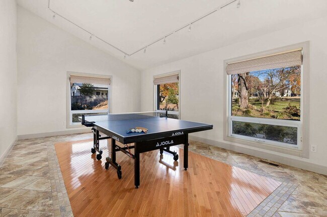 Building Photo - 515 NW D St