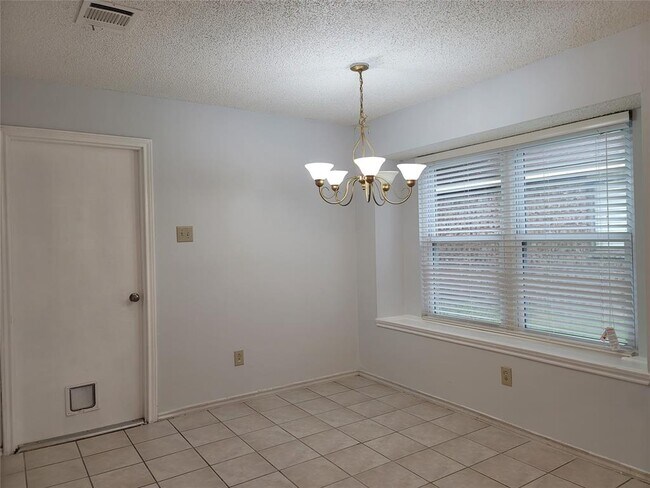 Building Photo - 613 Hanover Dr