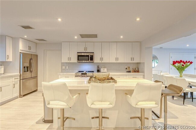 Building Photo - 1800 Admirals Way