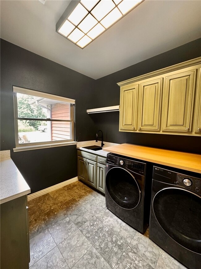 Building Photo - 723 N Lakeview Dr