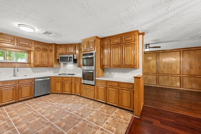 Building Photo - 616 Cannan Dr