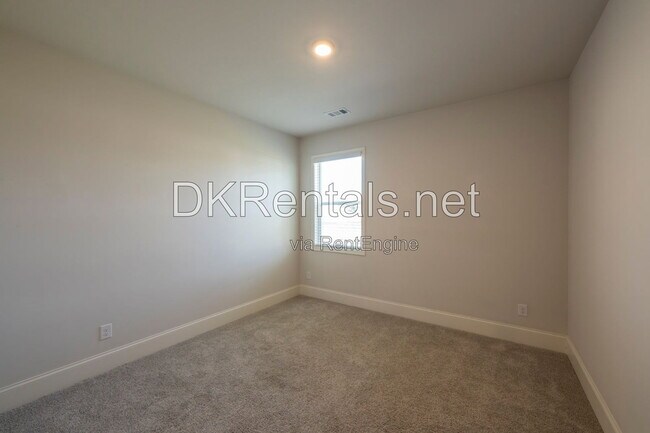 Building Photo - 7095 Evening Dew Dr