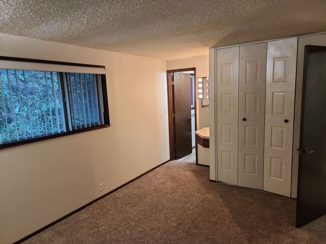 Building Photo - Beautiful Large home in private and quiet community