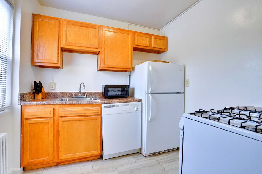 Building Photo - 1420 W Abingdon Dr