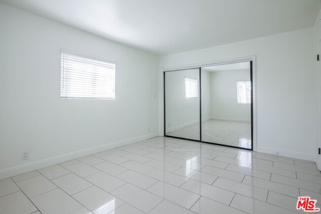 Building Photo - 148 S Reeves Dr