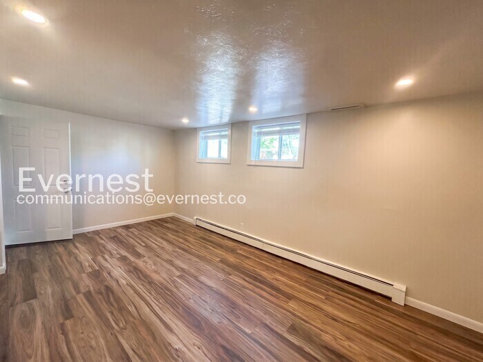 Building Photo - 705 Custer Ave