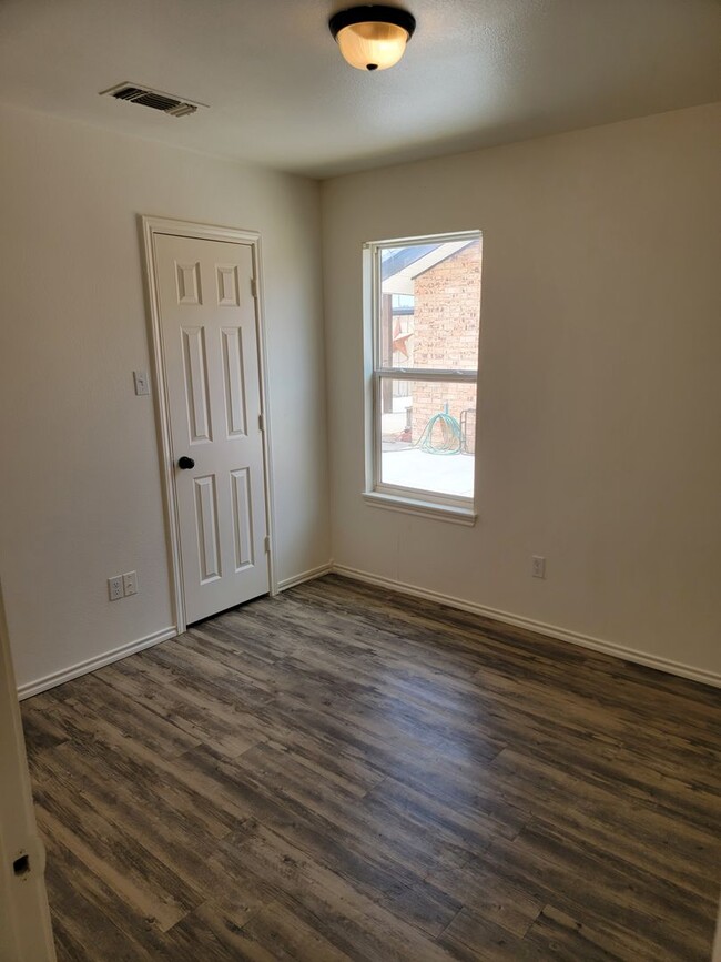 Building Photo - Section 8 Approved! Ready now! Move in Spe...